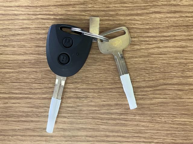 ハイゼットカーゴＤＸひょう害車　届出済未使用車　元展示車　オートライト　禁煙　衝突被害軽減システム　アイドリングストップ　キーレス　両側スライドドア　整備記録簿　レーンアシスト　運転席エアバッグ　助手席エアバック　ＡＢＳ（長崎県）の中古車