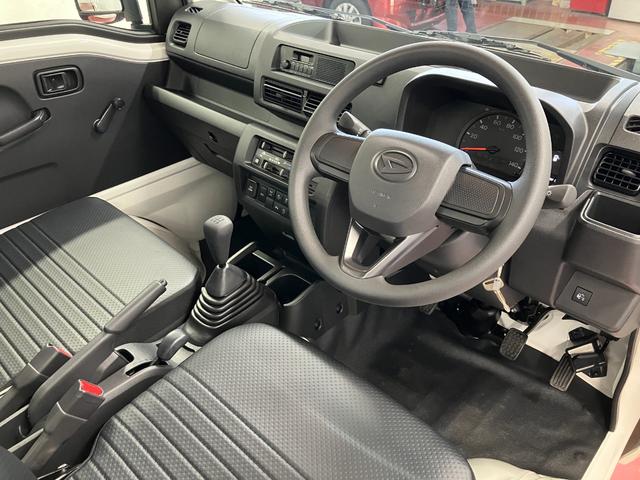 ハイゼットトラックスタンダード　農用スペシャル届出済未使用車　元展示車　４ＷＤ　マニュアル車　運転席エアバッグ　助手席エアバッグ　アイドリングストップ　衝突被害軽減システム　オートライト　オートマチックハイビーム　パワーステアリング　エアコン（長崎県）の中古車