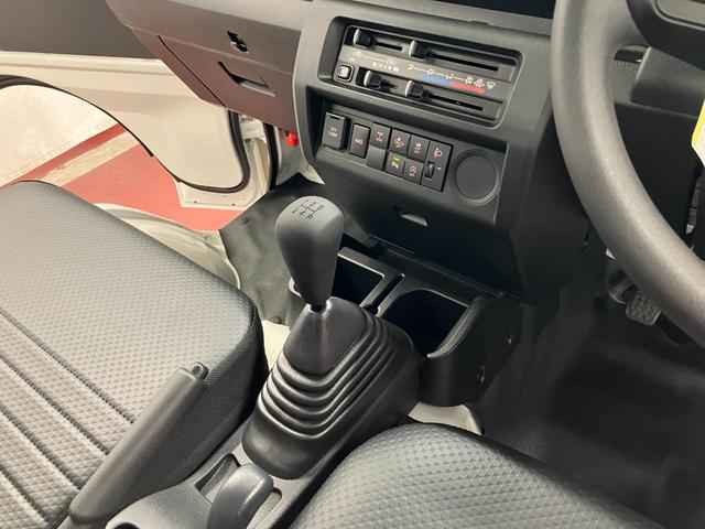 ハイゼットトラックスタンダード　農用スペシャル届出済未使用車　元展示車　４ＷＤ　マニュアル車　運転席エアバッグ　助手席エアバッグ　アイドリングストップ　衝突被害軽減システム　オートライト　オートマチックハイビーム　パワーステアリング　エアコン（長崎県）の中古車
