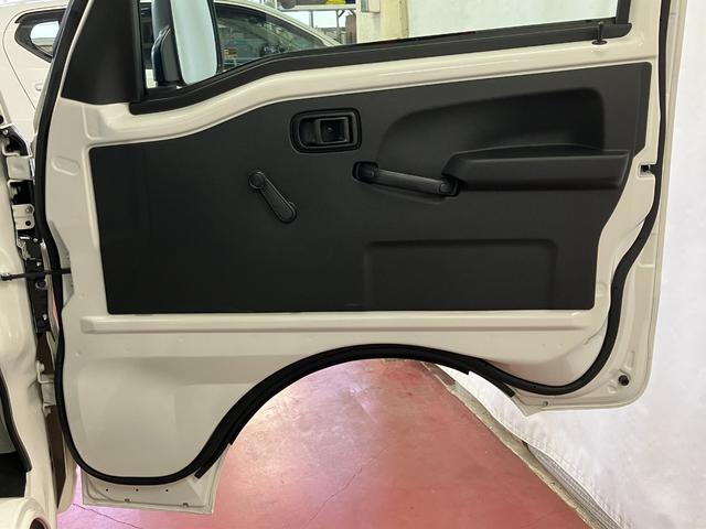 ハイゼットトラックスタンダード　農用スペシャル届出済未使用車　元展示車　４ＷＤ　マニュアル車　運転席エアバッグ　助手席エアバッグ　アイドリングストップ　衝突被害軽減システム　オートライト　オートマチックハイビーム　パワーステアリング　エアコン（長崎県）の中古車