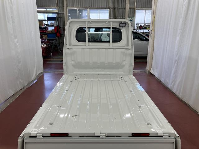 ハイゼットトラックスタンダード　農用スペシャル届出済未使用車　元展示車　４ＷＤ　マニュアル車　運転席エアバッグ　助手席エアバッグ　アイドリングストップ　衝突被害軽減システム　オートライト　オートマチックハイビーム　パワーステアリング　エアコン（長崎県）の中古車