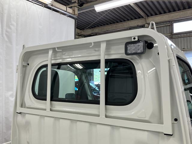 ハイゼットトラックスタンダード　農用スペシャル届出済未使用車　元展示車　４ＷＤ　マニュアル車　運転席エアバッグ　助手席エアバッグ　アイドリングストップ　衝突被害軽減システム　オートライト　オートマチックハイビーム　パワーステアリング　エアコン（長崎県）の中古車