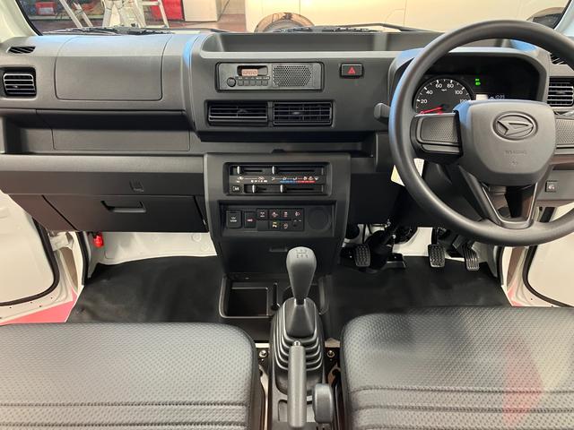 ハイゼットトラックスタンダード　農用スペシャル届出済未使用車　元展示車　４ＷＤ　マニュアル車　運転席エアバッグ　助手席エアバッグ　誤発進抑制機能　禁煙　オートマチックハイビーム　パワステ　１オーナー　エアコン　オートライト　アイドリングストップ（長崎県）の中古車
