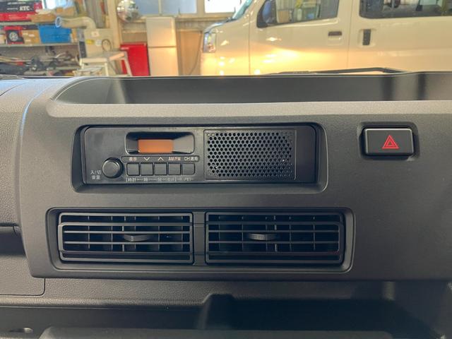 ハイゼットトラックスタンダード　農用スペシャル届出済未使用車　元展示車　４ＷＤ　マニュアル車　運転席エアバッグ　助手席エアバッグ　誤発進抑制機能　禁煙　オートマチックハイビーム　パワステ　１オーナー　エアコン　オートライト　アイドリングストップ（長崎県）の中古車