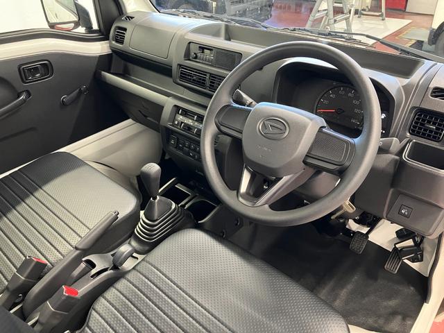 ハイゼットトラックスタンダード　農用スペシャル届出済未使用車　元展示車　４ＷＤ　マニュアル車　運転席エアバッグ　助手席エアバッグ　誤発進抑制機能　禁煙　オートマチックハイビーム　パワステ　１オーナー　エアコン　オートライト　アイドリングストップ（長崎県）の中古車