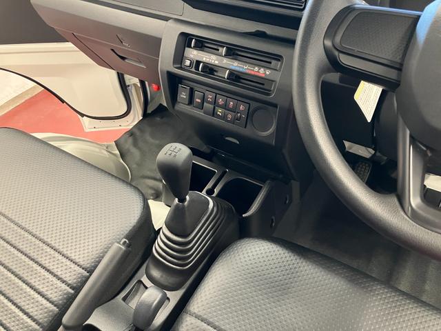 ハイゼットトラックスタンダード　農用スペシャル届出済未使用車　元展示車　４ＷＤ　マニュアル車　運転席エアバッグ　助手席エアバッグ　誤発進抑制機能　禁煙　オートマチックハイビーム　パワステ　１オーナー　エアコン　オートライト　アイドリングストップ（長崎県）の中古車