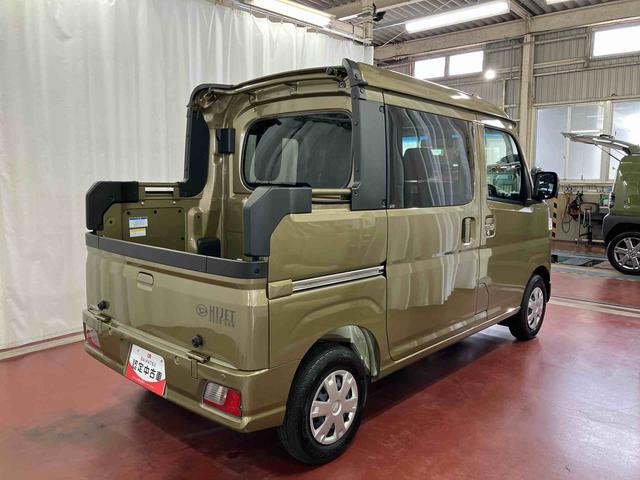 ハイゼットカーゴデッキバンＧ届出済未使用車　元展示車　衝突被害軽減システム　レーンキープアシスト　両側スライドドア　スマートキー　オートライト　電動格納ミラー　アイドリングストップ　ＡＢＳ　運転席エアバッグ　助手席エアバッグ（長崎県）の中古車
