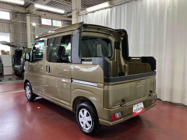 ハイゼットカーゴデッキバンＧ届出済未使用車　元展示車　衝突被害軽減システム　レーンキープアシスト　両側スライドドア　スマートキー　オートライト　電動格納ミラー　アイドリングストップ　ＡＢＳ　運転席エアバッグ　助手席エアバッグ（長崎県）の中古車
