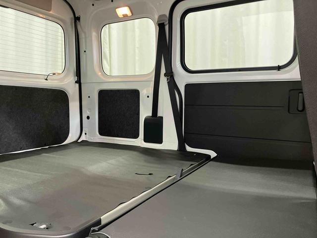 ハイゼットカーゴＤＸ届出済未使用車　元展示車　衝突被害軽減システム　衝突安全ボディ　キーレスキー　両側スライドドア　アイドリングストップ　ＥＳＣ　オートライト　レーンアシスト　ＡＢＳ　運転席エアバッグ　助手席エアバッグ（長崎県）の中古車