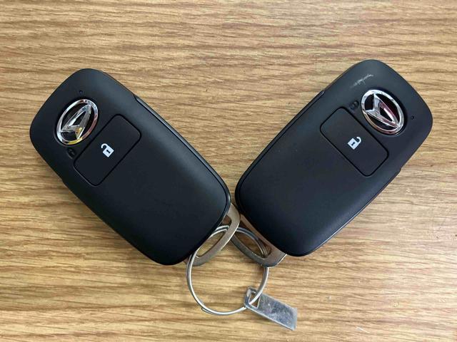 ハイゼットカーゴデッキバンG元展示車 衝突被害軽減システム レーンキープアシスト 両側スライドドア オートライト オートマチックハイビーム 電動格納ミラー アイドリングストップ スマートキー 運転席エアバッグ 助手席エアバッグ(長崎県)の中古車