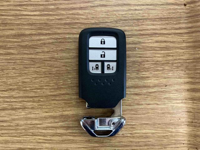 フリード＋クロスター下取車　４ＷＤ　ナビ　ブルートゥース　ＥＴＣ　バックカメラ　ドライブレコーダー　衝突被害軽減ブレーキ　誤発進抑制　ＬＥＤヘッドランプ　スマートキー　両側電動スライドドア　アイドリングストップ（長崎県）の中古車