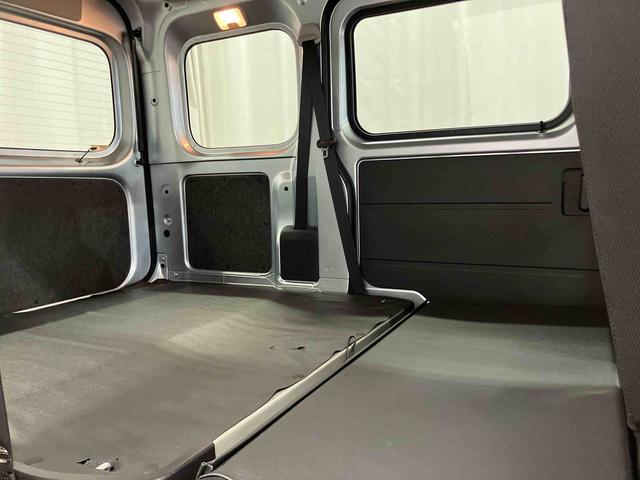 ハイゼットカーゴＤＸ届出済未使用車　元展示車　衝突安全ボディ　キーレスキー　両側スライドドア　アイドリングストップ　オートマチックハイビーム　オートライト　レーンアシスト　運転席エアバッグ　助手席エアバッグ　１オーナー（長崎県）の中古車