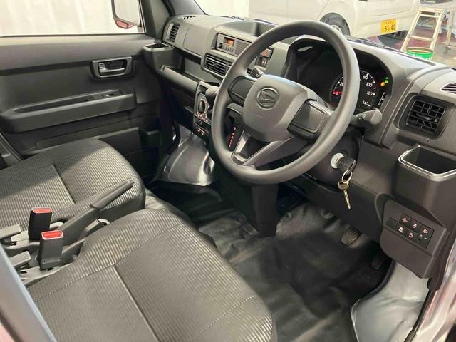 ハイゼットカーゴDX届出済未使用車 元展示車 衝突安全ボディ キーレスキー 両側スライドドア アイドリングストップ オートマチックハイビーム オートライト レーンアシスト 運転席エアバッグ 助手席エアバッグ 1オーナー(長崎県)の中古車