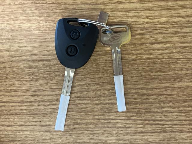 ハイゼットカーゴDX届出済未使用車 元展示車 衝突安全ボディ キーレスキー 両側スライドドア アイドリングストップ オートマチックハイビーム オートライト レーンアシスト 運転席エアバッグ 助手席エアバッグ 1オーナー(長崎県)の中古車