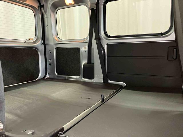 ハイゼットカーゴDX届出済未使用車 元展示車 衝突安全ボディ キーレスキー 両側スライドドア アイドリングストップ オートマチックハイビーム オートライト レーンアシスト 運転席エアバッグ 助手席エアバッグ 1オーナー(長崎県)の中古車