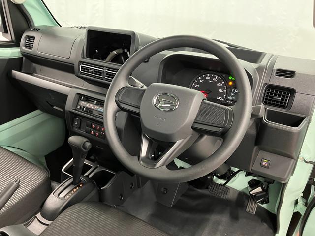 ハイゼットトラックＥＸＴ届出済未使用車　元展示車　２ＷＤ　ＣＶＴ車　禁煙車　衝突被害軽減システム　レーンキープアシスト　オートマチックハイビーム　運転席エアバッグ　プッシュスタート　スマートキー　電動格納ドアミラー（長崎県）の中古車