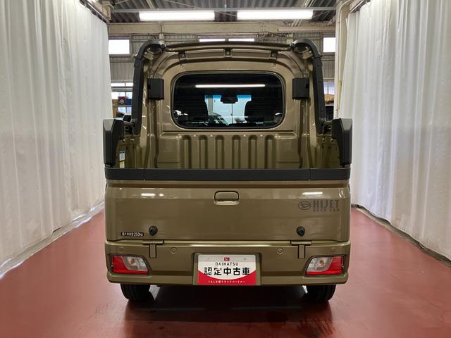 ハイゼットカーゴデッキバンＧ届出済未使用車　元展示車　禁煙　衝突被害軽減システム　両側電動スライドドア　オートライト　オートマチックハイビーム　電動格納ミラー　スマートキー　運転席エアバッグ　助手席エアバッグ　ＬＥＤヘッドランプ（長崎県）の中古車