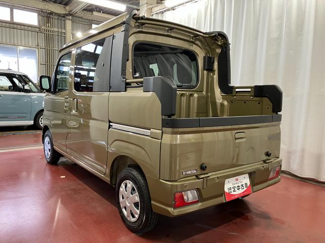 ハイゼットカーゴデッキバンＧ届出済未使用車　元展示車　禁煙　衝突被害軽減システム　両側電動スライドドア　オートライト　オートマチックハイビーム　電動格納ミラー　スマートキー　運転席エアバッグ　助手席エアバッグ　ＬＥＤヘッドランプ（長崎県）の中古車