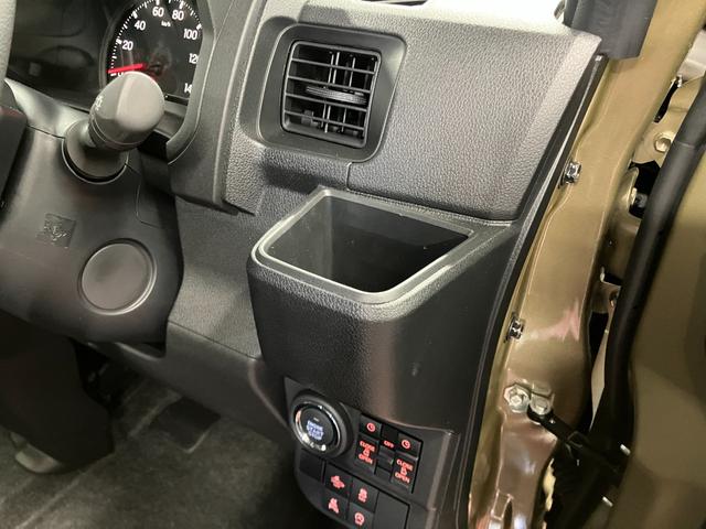 ハイゼットカーゴデッキバンＧ届出済未使用車　元展示車　禁煙　衝突被害軽減システム　両側電動スライドドア　オートライト　オートマチックハイビーム　電動格納ミラー　スマートキー　運転席エアバッグ　助手席エアバッグ　ＬＥＤヘッドランプ（長崎県）の中古車