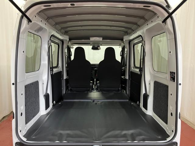 ハイゼットカーゴDX届出済未使用車 元展示車 禁煙車 衝突安全ボディ 両側スライドドア アイドリングストップ オートマチックハイビーム オートライト レーンアシスト 運転席エアバッグ 助手席エアバッグ 1オーナー(長崎県)の中古車