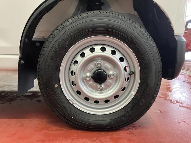 ハイゼットカーゴDX届出済未使用車 元展示車 禁煙車 衝突安全ボディ 両側スライドドア アイドリングストップ オートマチックハイビーム オートライト レーンアシスト 運転席エアバッグ 助手席エアバッグ 1オーナー(長崎県)の中古車