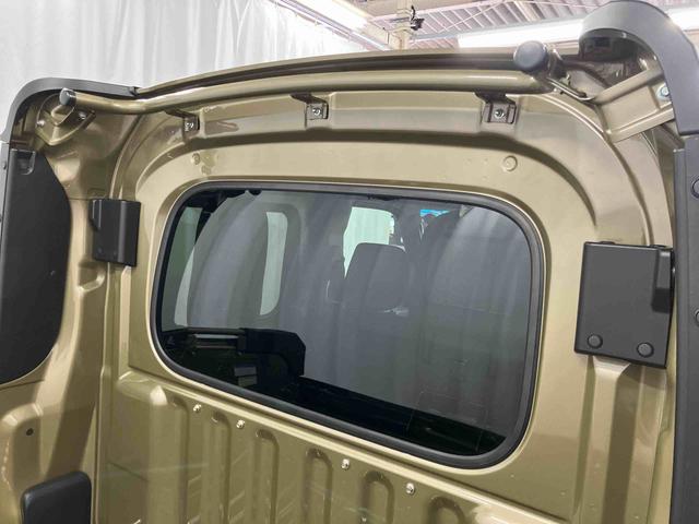 ハイゼットカーゴデッキバンＧ届出済未使用車　元展示車　両側電動スライドドア　スマートキー　プッシュスタート　衝突回避支援システム　ＬＥＤヘッドライト　レーンキープアシスト　電動格納ドアミラー　エアバッグ　オートマチックハイビーム（長崎県）の中古車