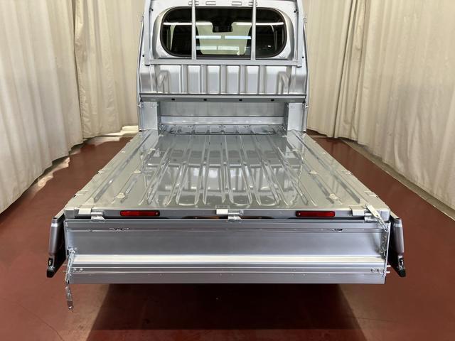 ハイゼットトラックジャンボスタンダード届出済未使用車 元展示車 2WD マニュアル車 1オーナー 衝突被害軽減システム エアコン ラジオ レーンキープアシスト アイドリングストップ エアバッグ 禁煙 オートマチックハイビーム オートライト(長崎県)の中古車