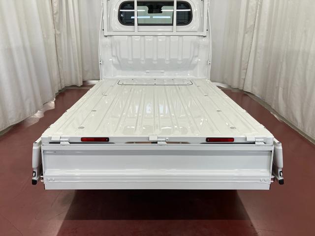 ハイゼットトラックスタンダード元展示車　届出済未使用車　４ＷＤ　ＣＶＴ　禁煙車　オートライト　衝突被害軽減システム　横滑り防止装置　オートハイビーム　オートライト　アイドリングストップ　アクセサリーソケット（長崎県）の中古車