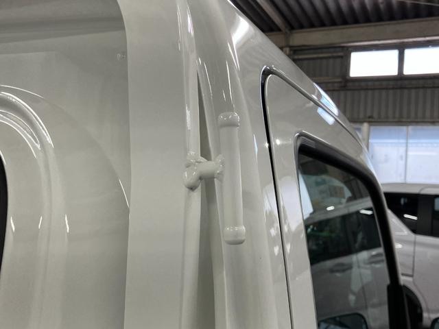 ハイゼットトラックスタンダード元展示車　届出済未使用車　４ＷＤ　ＣＶＴ　禁煙車　オートライト　衝突被害軽減システム　横滑り防止装置　オートハイビーム　オートライト　アイドリングストップ　アクセサリーソケット（長崎県）の中古車