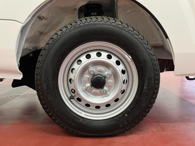 ハイゼットトラックスタンダード元展示車　届出済未使用車　４ＷＤ　ＣＶＴ　禁煙車　オートライト　衝突被害軽減システム　横滑り防止装置　オートハイビーム　オートライト　アイドリングストップ　アクセサリーソケット（長崎県）の中古車