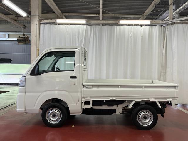ハイゼットトラックスタンダード元展示車　届済未使用車　２ＷＤ　マニュアル車　１オーナー　盗難防止システム　衝突被害軽減システム　横滑り防止　運転席助手席エアバック　マニュアルエアコン　記録簿　オートハイビーム　ＡＢＳ　オートライト（長崎県）の中古車