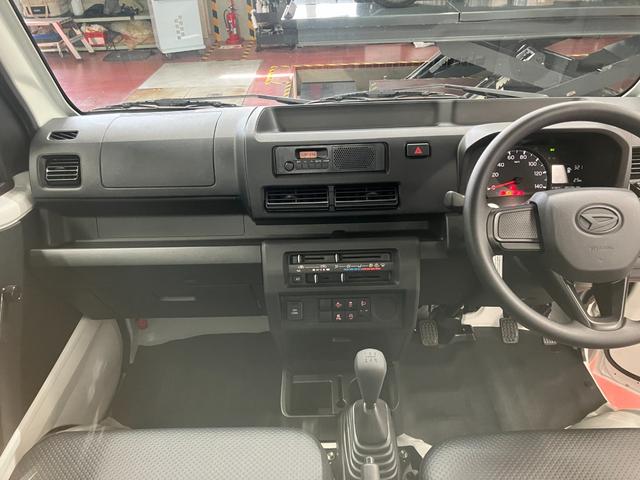ハイゼットトラックスタンダード元展示車　届済未使用車　２ＷＤ　マニュアル車　１オーナー　盗難防止システム　衝突被害軽減システム　横滑り防止　運転席助手席エアバック　マニュアルエアコン　記録簿　オートハイビーム　ＡＢＳ　オートライト（長崎県）の中古車