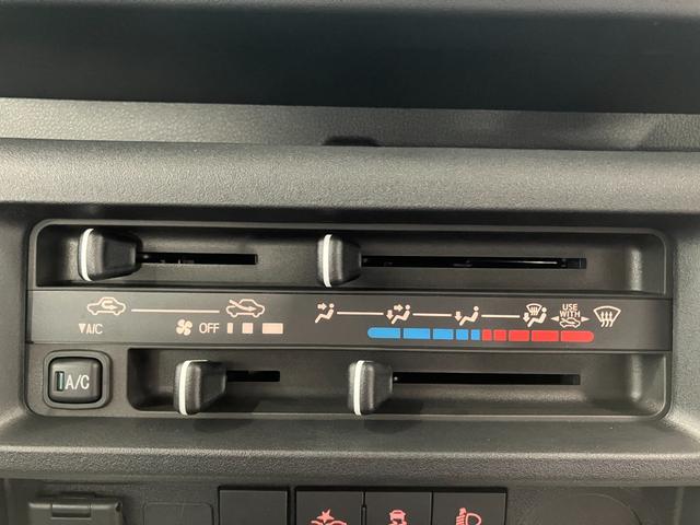 ハイゼットトラックスタンダード元展示車　届済未使用車　２ＷＤ　マニュアル車　１オーナー　盗難防止システム　衝突被害軽減システム　横滑り防止　運転席助手席エアバック　マニュアルエアコン　記録簿　オートハイビーム　ＡＢＳ　オートライト（長崎県）の中古車