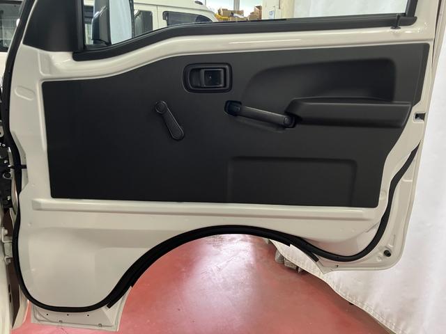 ハイゼットトラックスタンダード元展示車　届済未使用車　２ＷＤ　マニュアル車　１オーナー　盗難防止システム　衝突被害軽減システム　横滑り防止　運転席助手席エアバック　マニュアルエアコン　記録簿　オートハイビーム　ＡＢＳ　オートライト（長崎県）の中古車