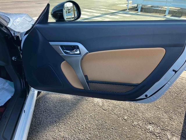 コペンローブ S2WD CVT 660cc 純正ナビ ターボ 電動開閉ルーフ パドルシフト アイドリングストップ プッシュボタンスタート ABS MOMOステアリング オートエアコン シートヒーター(福島県)の中古車