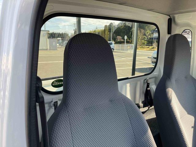 サンバートラックグランドキャブ　４ＷＤ　５速マニュアルパートタイム４ＷＤ　デフロック　５速マニュアル　６６０ｃｃ　運転席・助手席エアバッグ　ＥＴＣ車載器　荷台作業灯　キーレスエントリー　荷台ゴムマット（福島県）の中古車