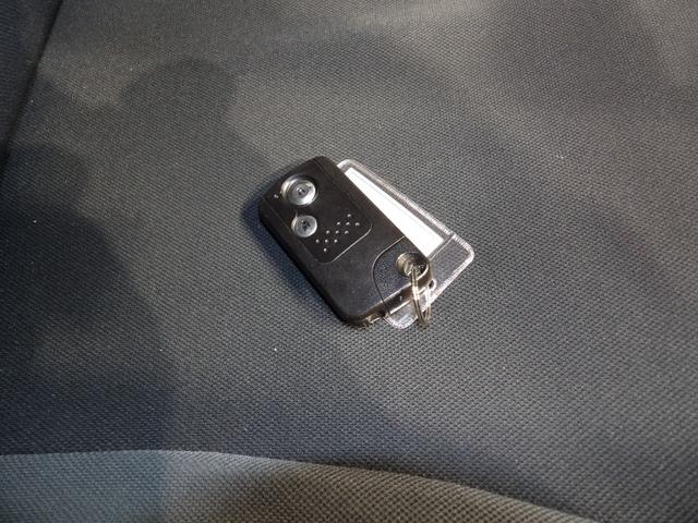 フィットハイブリッドスマートセレクションＶＳＡ　スマートキー　オートエアコン　　クルーズコントロール　デジタルメーター　イモビライザー　ＬＥＤリアコンビランプ（岩手県）の中古車