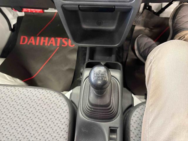 キャリイトラックＫＣエアコン・パワステパートタイム４ＷＤ　ハロゲンヘッドライト　マニュアルエアコン純正ラジオ　リヤ４枚リーフ（秋田県）の中古車