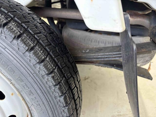 キャリイトラックＫＣエアコン・パワステパートタイム４ＷＤ　ハロゲンヘッドライト　マニュアルエアコン純正ラジオ　リヤ４枚リーフ（秋田県）の中古車