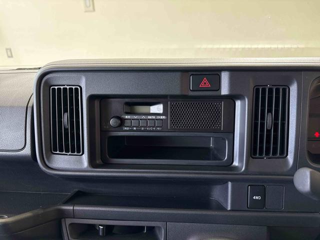 ハイゼットカーゴデラックスＳＡIIIパートタイム４ＷＤ　純正ラジオ　ＬＥＤヘッドライト　マニュアルエアコン　スマートアシスト（予防安全装置）　ＶＳＣ（横滑り防止機能）　オートライト／ハイビーム　キーレスエントリー（秋田県）の中古車