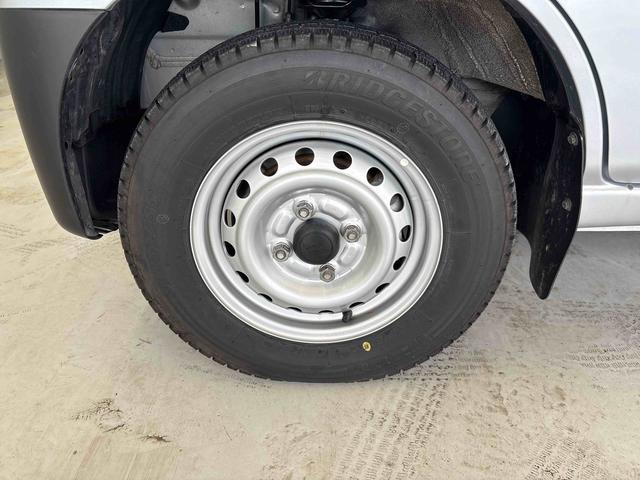 ハイゼットカーゴデラックスＳＡIIIパートタイム４ＷＤ　純正ラジオ　ＬＥＤヘッドライト　マニュアルエアコン　スマートアシスト（予防安全装置）　ＶＳＣ（横滑り防止機能）　オートライト／ハイビーム　キーレスエントリー（秋田県）の中古車