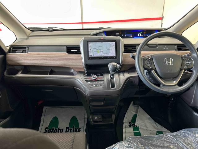 フリードＧ・ホンダセンシング４ＷＤ　オートライト／エアコン　純正ナビ　バックカメラ　ステアリングスイッチ　クルーズコントロール　ＥＣＴ　運転席・助手席シートヒータースイッチ　両側パワースライドドア　純正リモコンエンスタ（秋田県）の中古車