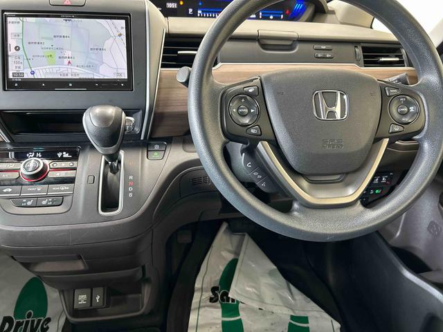 フリードＧ・ホンダセンシング４ＷＤ　オートライト／エアコン　純正ナビ　バックカメラ　ステアリングスイッチ　クルーズコントロール　ＥＣＴ　運転席・助手席シートヒータースイッチ　両側パワースライドドア　純正リモコンエンスタ（秋田県）の中古車