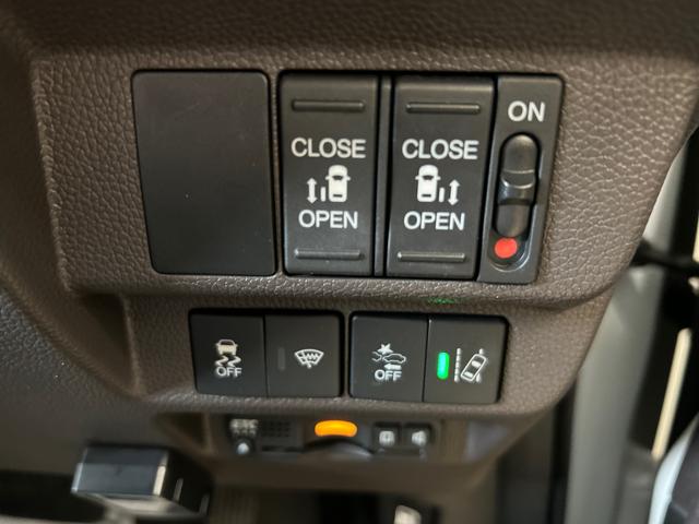 フリードＧ・ホンダセンシング４ＷＤ　オートライト／エアコン　純正ナビ　バックカメラ　ステアリングスイッチ　クルーズコントロール　ＥＣＴ　運転席・助手席シートヒータースイッチ　両側パワースライドドア　純正リモコンエンスタ（秋田県）の中古車