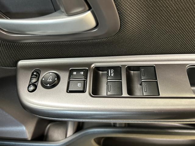 フリードＧ・ホンダセンシング４ＷＤ　オートライト／エアコン　純正ナビ　バックカメラ　ステアリングスイッチ　クルーズコントロール　ＥＣＴ　運転席・助手席シートヒータースイッチ　両側パワースライドドア　純正リモコンエンスタ（秋田県）の中古車