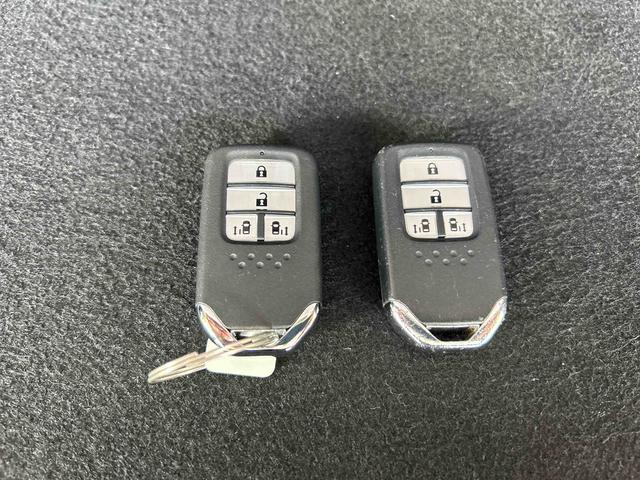 フリードＧ・ホンダセンシング４ＷＤ　オートライト／エアコン　純正ナビ　バックカメラ　ステアリングスイッチ　クルーズコントロール　ＥＣＴ　運転席・助手席シートヒータースイッチ　両側パワースライドドア　純正リモコンエンスタ（秋田県）の中古車