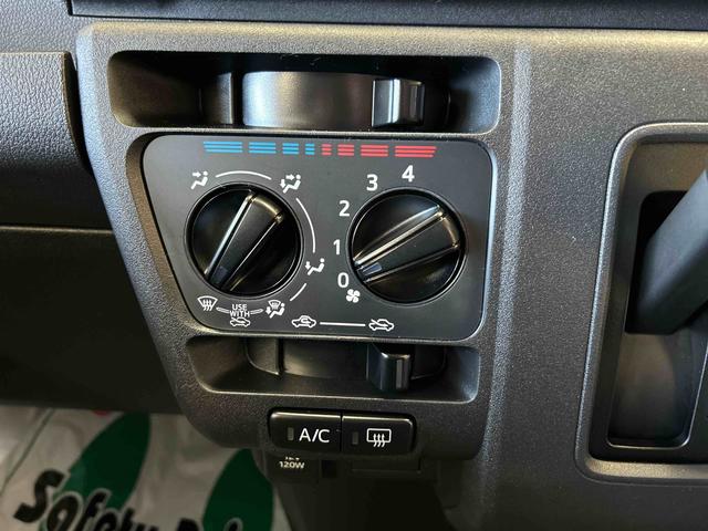ハイゼットカーゴＤＸ４ＷＤ　スマートアシスト（ダイハツ予防安全機能）　オートライト　マニュアルエアコン　リヤヒーター　ＡＭ／ＦＭラジオ　ハロゲンヘッドランプ　キーレスエントリー　ハロゲンヘッドランプ（秋田県）の中古車
