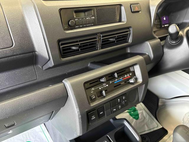 ハイゼットトラックスタンダード　スマートアシスト非装着車パートタイム４ＷＤ　純正ラジオ　ハロゲンヘッドライト　マニュアルエアコン　コーナーセンサー　ストロング防錆　リヤ４枚リーフスプリング　ＶＳＣ（衝突安全防止機能）　スマートアシスト（衝突安全防止機能）（秋田県）の中古車