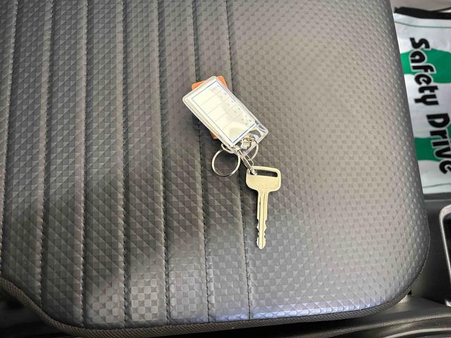 ハイゼットトラックスタンダード　スマートアシスト非装着車パートタイム４ＷＤ　純正ラジオ　ハロゲンヘッドライト　マニュアルエアコン　コーナーセンサー　ストロング防錆　リヤ４枚リーフスプリング　ＶＳＣ（衝突安全防止機能）　スマートアシスト（衝突安全防止機能）（秋田県）の中古車