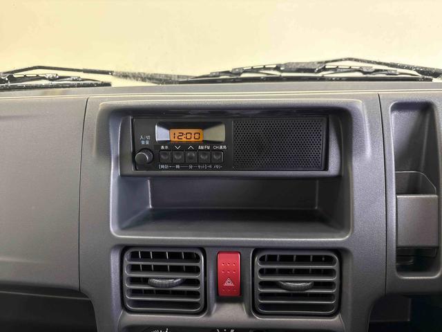 キャリイトラックＫＣエアコン・パワステ農繁仕様セーフティサポート非装着車パートタイム４ＷＤ　純正ラジオ　ハロゲンヘッドライト　マニュアルエアコン　コーナーセンサー　キーレスエントリー　オートライト　デフロック　荷台作業灯　パワーウィンドウ　運転席・助手席エアバック（秋田県）の中古車